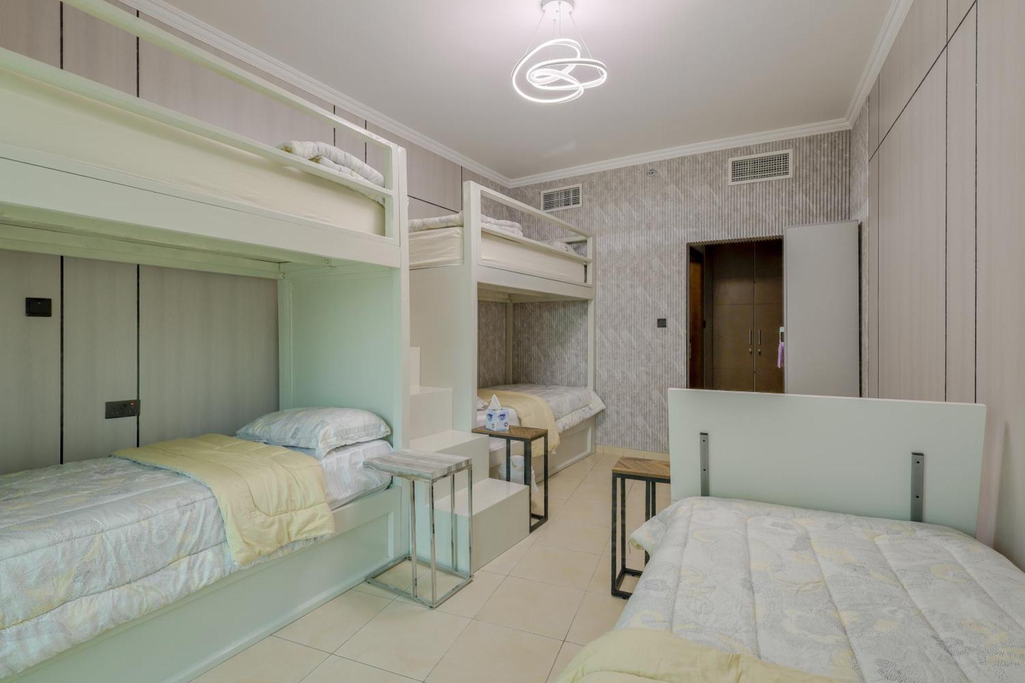 Spacious Beds In Downtown Apartment